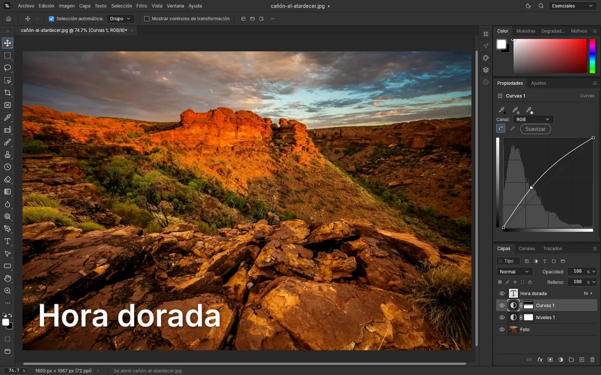 PhotopixPro con una foto de un cañón y cuatro capas en el panel Capas: texto Hora dorada, ajustes de Curvas y Niveles, y la foto